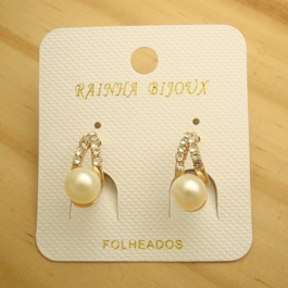 bijuterias baratas brinco pequeno rainha em metal com strass pérola branca - altura 1,5 cm