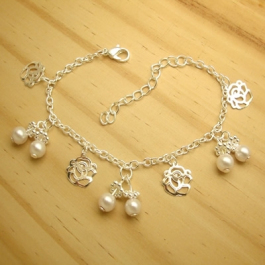 bijuterias baratas pulseira em metal na cor prata com pingentes pérola flor - tamanho 20 cm