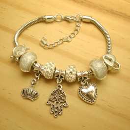 bijuterias revenda pulseira estilo pandora pingente hamsá cor prata e branco - tamanho 21 cm