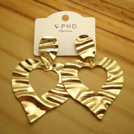 revender bijuterias brinco de coração vazado plano em metal na cor dourado - altura 7,5 cm